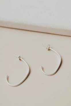 LA RADIANT VAL JEAN GLOBAL Arlo Earrings In Silver