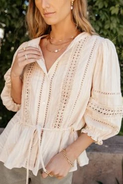 SEE AND BE SEEN Brinna Peplum Top In Oatmeal