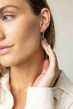 DG JEWELRY Daisy Huggie Earrings