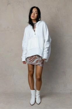 AEMI AND CO Brogan Hoodie In White Tops
