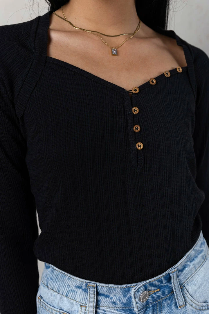 Wholesale π€© SINA Jo Button Top In Black Tops π 6 SINA Jo Button Top In Black Tops