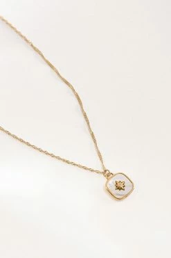 J&D JEWELRY Terra Pendant Necklace