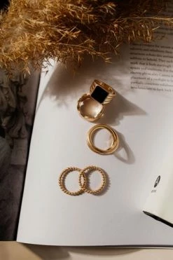 LA RADIANT VAL JEAN GLOBAL Thyra Ring Set