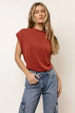 SINA Greta Muscle Tee In Rust